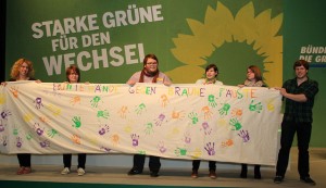 Bunte Hände gegen braune Fäuste