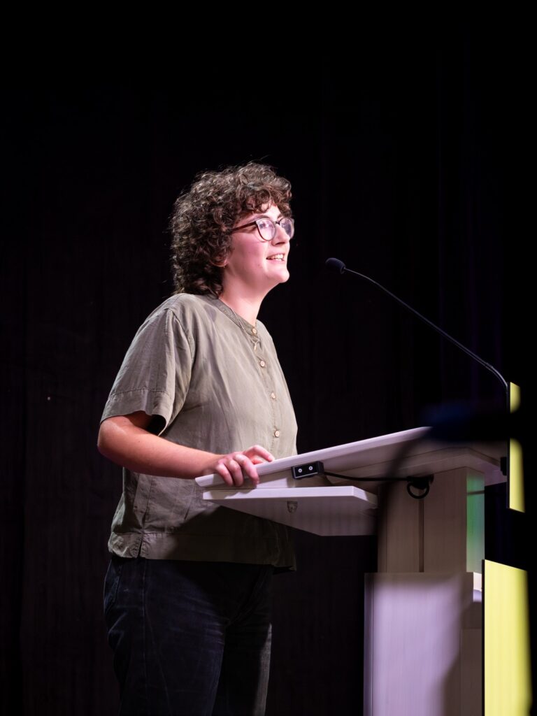 Laetitia Wendt stehend an einem Rednerpult.